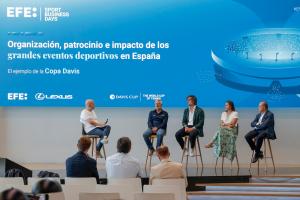 El director de las finales de la Copa Davis 2024, Feliciano López (c), la capitana de España en la Billie Jean King Cup y directora del Torneo BBVA Open Internacional Valencia, Anabel Medina, el presidente de la Federación Española de Natación, Fernando Carpena (2º i), y el presidente de la Federación Española de Hockey, Santiago Deó, durante la nueva edición de EFE Sport Business Days, que en el marco de la Copa Davis, analiza todo lo relativo a la organización, el patrocinio y el impacto de los grandes eventos deportivos en España junto a directivos de las principales competiciones de tenis y con los presidentes de diferentes federaciones. EFE/Manuel Bruque