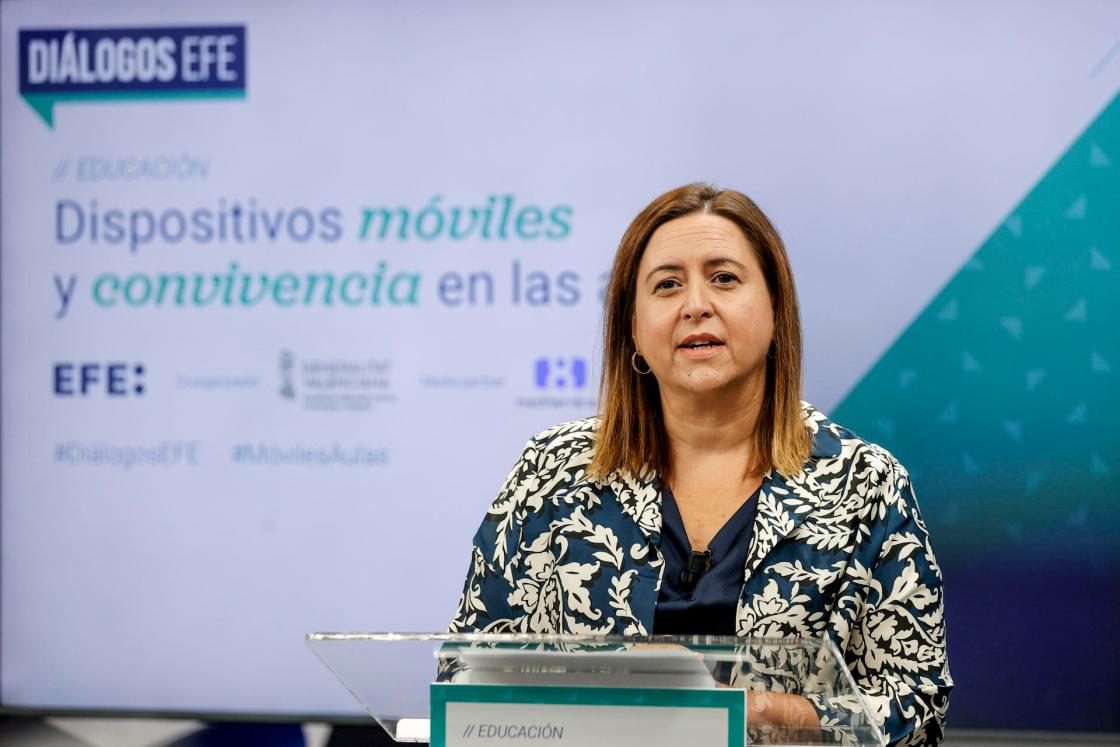 La directora general de Innovación e Inclusión Educativa, Charo Escrig, durante el foro Diálogos EFE: "Dispositivos móviles y convivencia en las aulas", organizado por Agencia EFE junto con la Conselleria d'Educació y 8 Mediterráneo. EFE/Manuel Bruque 