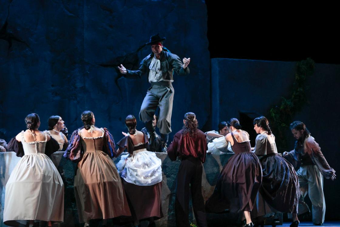 El Ballet Flamenco de Andalucía durante la representación del espectáculo 'Pineda' en el Teatro de La Maestranza, en Sevilla, en el marco de la Bienal Flamenco. EFE/Raúl Caro
