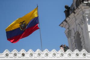 Turistas visitan la plaza y la Iglesia de San Francisco en Quito (Ecuador). EFE/ José Jácome
