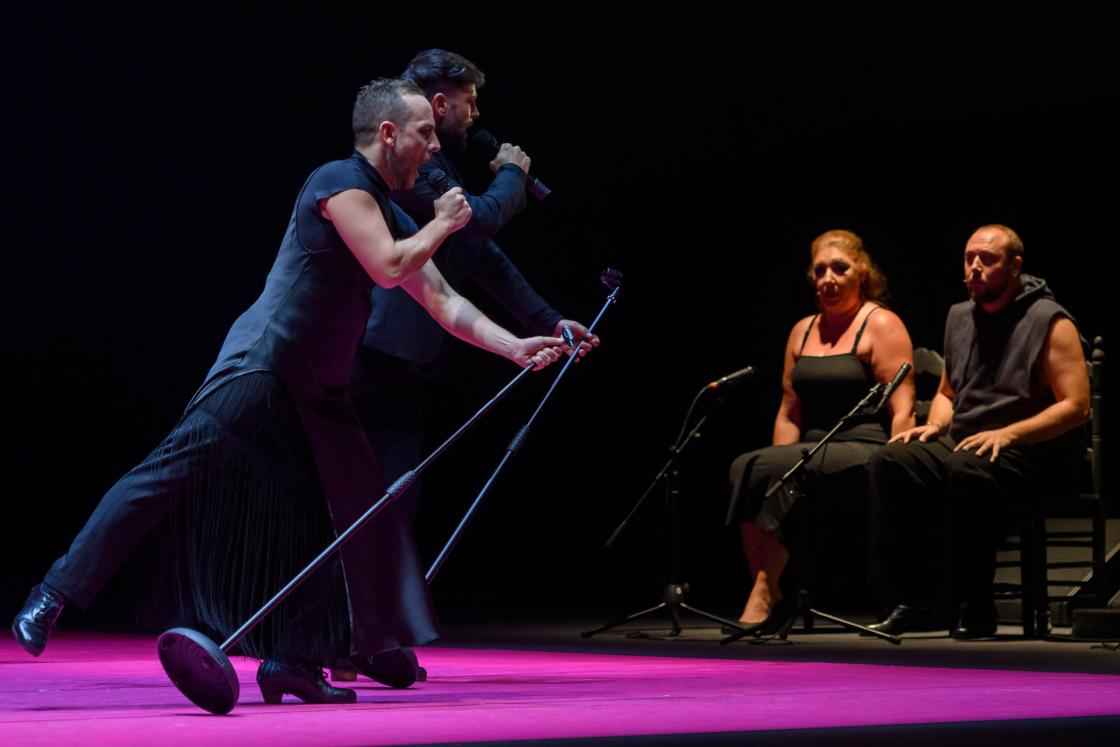 El bailaor y coreógrafo Manuel Liñán (i) actúa durante el espectáculo flamenco 'Muerta de amor', este domingo en el Teatro de La Maestranza de Sevilla dentro de la Bienal de Flamenco. EFE/ Raúl Caro