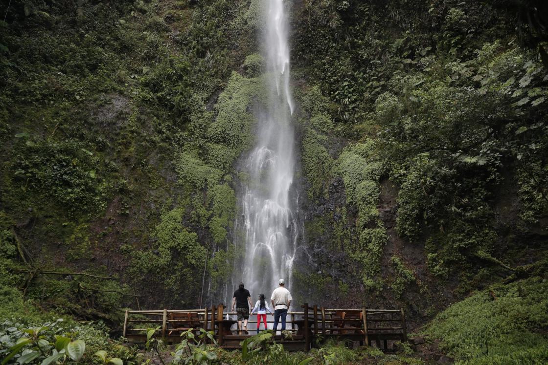 Fotografía de una familia observando una cascada en el Parque Ucumarí, en Santa Rosa (Colombia). EFE/ Ernesto Guzmán ARCHIVO