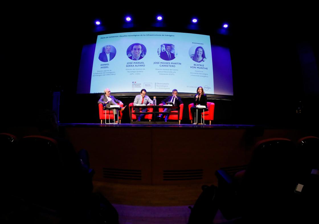 MADRID, 26/09/2024.-De izquierda a derecha el Director adjunto de la Federación de Investigación del Hidrógeno del CNRS (FRH2), Daniel Hissel; el Director del Instituto de Tecnología Química (UPV - CSIC), José Manuel Serra Alfaro y el Director General del Centro para el Desarrollo Tecnológico y la Innovación (CDTI), José Moisés Martín Carretero junto a Beatriz von Munthe, experta en innovación tecnológica y transición energética participan este jueves en la mesa redonda "Desafíos tecnológicos de las infraestructuras de hidrógeno" organizada por Enagás, en la sede del Instituto Francés en Madrid. EFE/ David Fernández