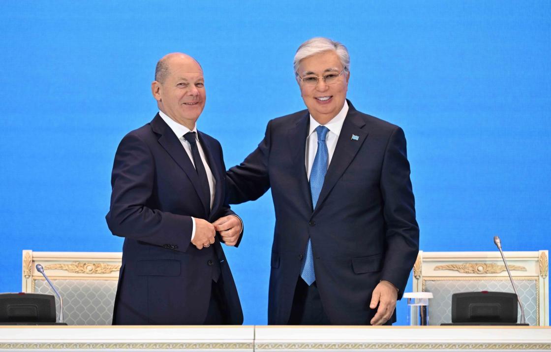 Astaná (Kazajistán), 16/09/2024.- Una imagen facilitada por el servicio de prensa del presidente de Kazajstán muestra al canciller alemán, Olaf Scholz (i), y al presidente kazajo, Kasim-Yomart Tokáyev (d), asistiendo al foro empresarial Kazajstán-Alemania en Astaná, Kazajistán, el 16 de septiembre de 2024. EFE/ Presidencia de Kazajistán SOLO USO EDITORIAL/SOLO DISPONIBLE PARA ILUSTRAR LA NOTICIA QUE ACOMPAÑA (CRÉDITO OBLIGATORIO).