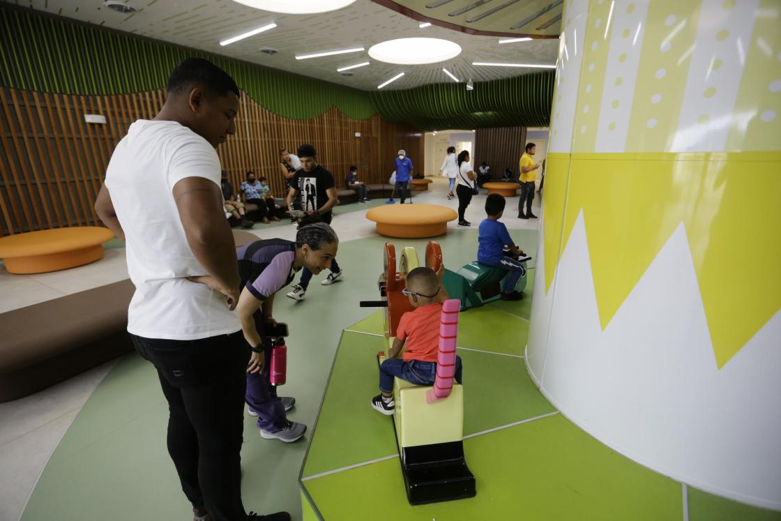 Fotografía de personas en las instalaciones del Hospital Pediátrico de Alta Complejidad, en Ciudad de Panamá (Panamá). EFE/ Carlos Lemos 