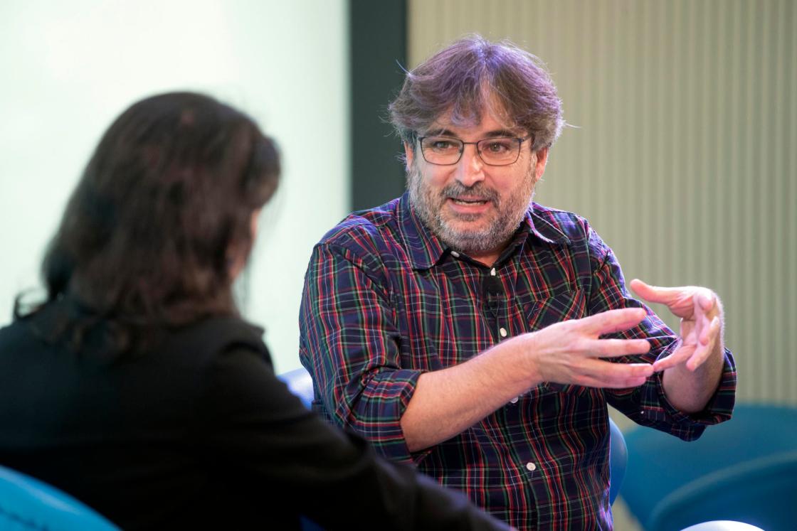 GRAFCAT8651. BARCELONA, 26/09/2024.- El comunicador Jordi Évole ha defendido, tras recibir el premio MojoInnova 2024 a la mejor trayectoria profesional de la Universitat Oberta de Catalunya (UOC) y la Agencia EFE, que el "periodismo hay que tener ganas de pelearlo" aunque te meta "en líos" para poder contar "la historia que merece ser contada". EFE/Marta Pérez 