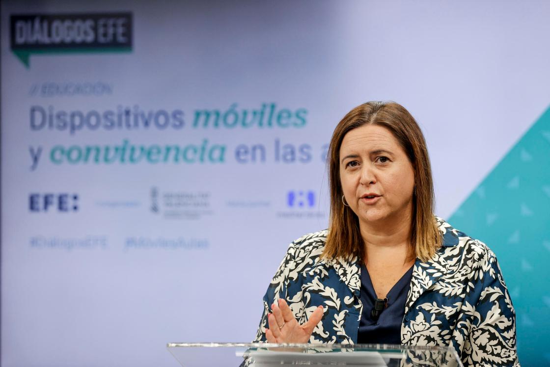 La directora general de Innovación e Inclusión Educativa, Charo Escrig,  durante el foro Diálogos EFE: "Dispositivos móviles y convivencia en las aulas", organizado por Agencia EFE junto con la Conselleria d'Educació y 8  Mediterráneo. EFE/Manuel Bruque