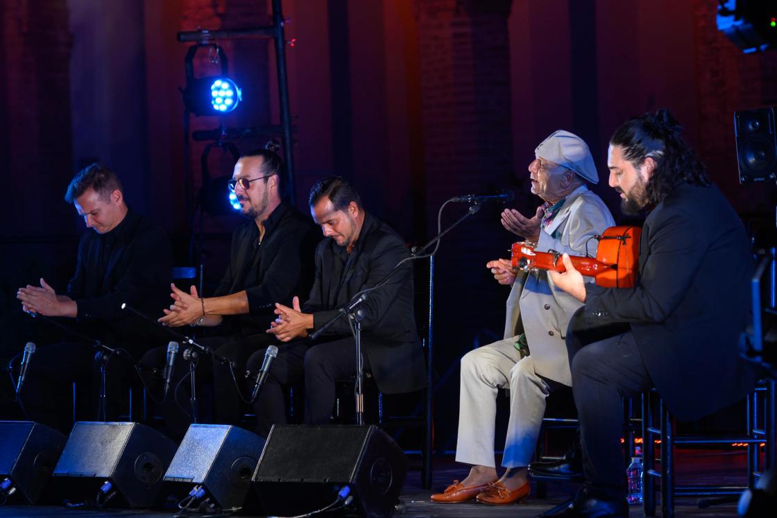 SEVILLA. 20/09/2024. - El cantaor Manuel Moreno Maya ´El Pele´ (2d) acompañado por el guitarrista José Antonio Rodríguez (d) durante su actuación en la Bienal de Flamenco en el Patio de la Montería del Alcazar de Sevilla. EFE/ Raúl Caro.