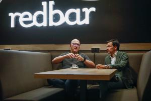 MADRID (ESPAÑA), 07/10/2024.- El fundador de 'Eneaverso', Javier Camacho (d) y el CEO de RedBar 24h, Felipe Alayeto (i) durante una entrevista con la Agencia Efe en Madrid. Diez artistas han utilizado sus obras para reivindicar, a través de sus diferentes disciplinas, una revisión y un cambio en la regulación de algunas comunidades autónomas que obliga a los locales de restauración a cerrar en horario nocturno, así como reclamar su apertura durante las 24 horas del día a nivel nacional. EFE/David Fernández