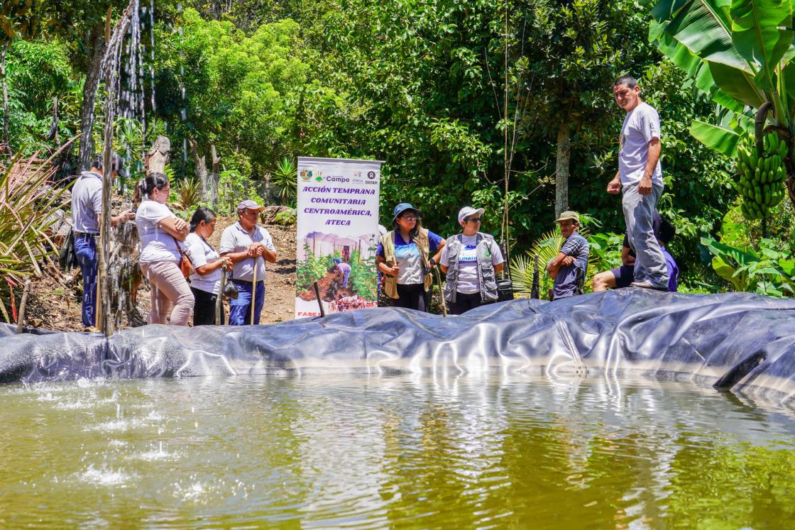 Fotografía cedida por Oxfam de personas en el Corredor Seco de El Salvador. EFE/ Oxfam /SOLO USO EDITORIAL/ SOLO DISPONIBLE PARA ILUSTRAR LA NOTICIA QUE ACOMPAÑA (CRÉDITO OBLIGATORIO)