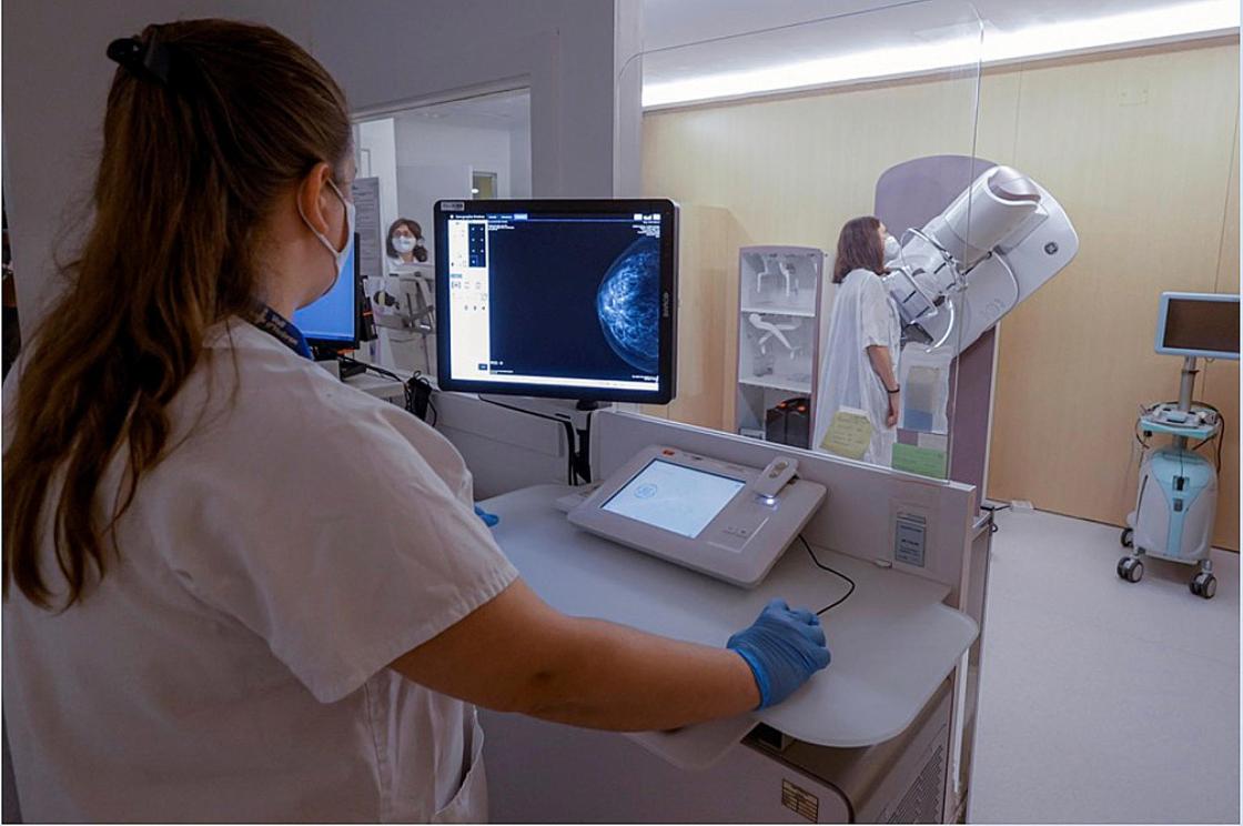 MEX3725. CIUDAD DE MÉXICO (MÉXICO), 28/10/2024.- Fotografía de archivo del 10 de agosto de 2022 de una mujer realizándose un estudia de mastografía en un laboratorio de Barcelona (España). Destacados expertos en salud y tecnología se reunieron en el encuentro virtual de Diálogos EFE para analizar el potencial impacto de la inteligencia artificial (IA) en la lucha contra el cáncer de mama, así como los desafíos que enfrenta su adopción en América Latina. EFE/ Quique García ARCHIVO