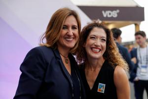 GRAFCVA3635. VALENCIA, 23/10/2024.- La alcaldesa de Valencia, María José Catalá, y la fundadora y CEO de Zuckerberg Media and HUG, Randi Zuckerberg, durante la séptima edición del evento tecnológico internacional VDS reúne a más de 12.000 profesionales y de fondos que gestionan activos por 300.000 millones de euros, con la intención de impulsar una economía basada en el conocimiento y debatir sobre cómo la revolución tecnológica está impactando en la sociedad. EFE/Manuel Bruque