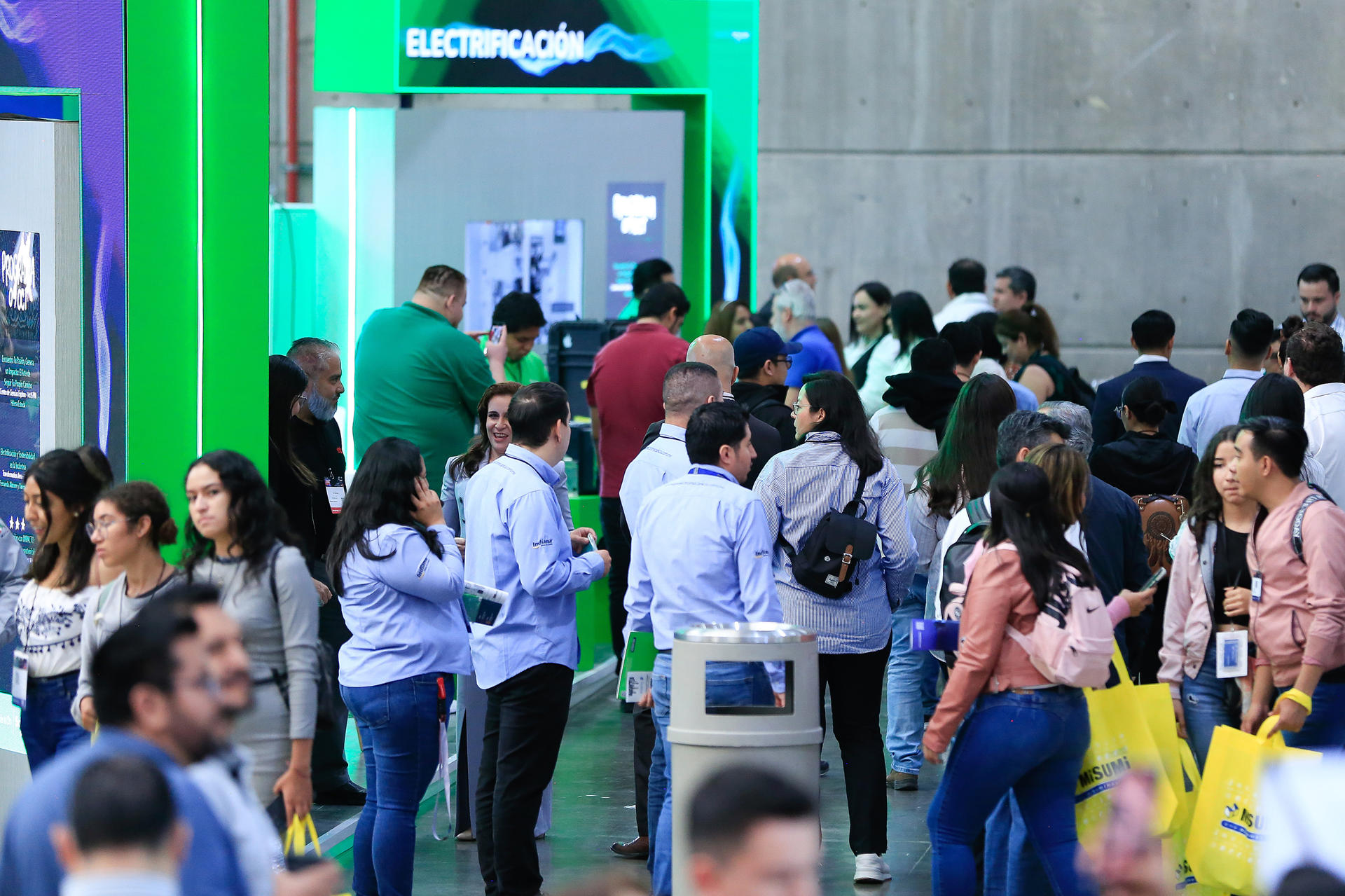Visitantes acuden a Industrial Transformation México (ITM) 2024 de la Hannover Messe, en la ciudad de León en el estado de Guanajuato (México). La Industrial Transformation México (ITM), reconocida como la feria industrial más importante del país norteamericano. EFE/Luis Ramírez