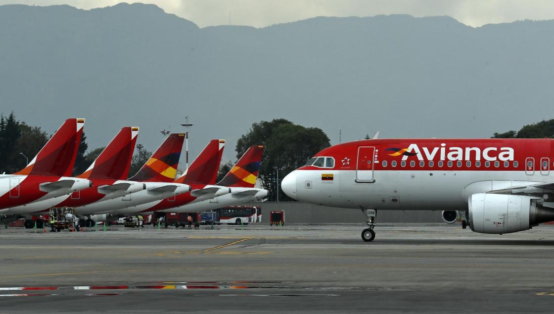 Fotografía de archivo de un avión de la aerolínea Avianca en el aeropuerto El Dorado, en Bogotá (Colombia). EFE/ Mauricio Dueñas Castañeda ARCHIVO