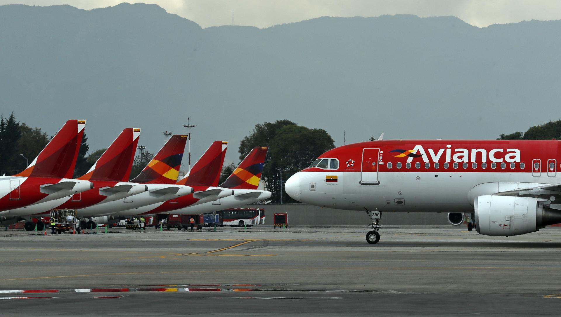 Fotografía de archivo de un avión de la aerolínea Avianca en el aeropuerto El Dorado, en Bogotá (Colombia). EFE/ Mauricio Dueñas Castañeda ARCHIVO