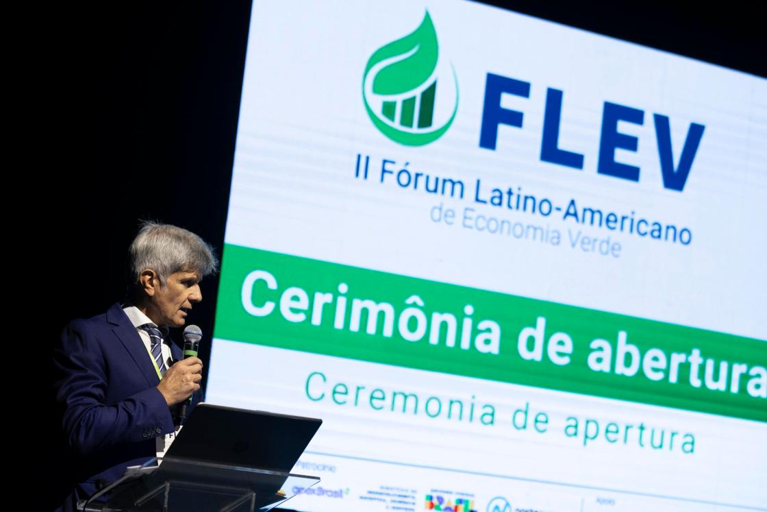 El Director Editorial de América EFE, Manuel Fuentes García, habla durante la apertura del II Foro Latinoamericano de Economía Verde, este martes, en la ciudad de São Paulo (Brasil). EFE/ Isaac Fontana 