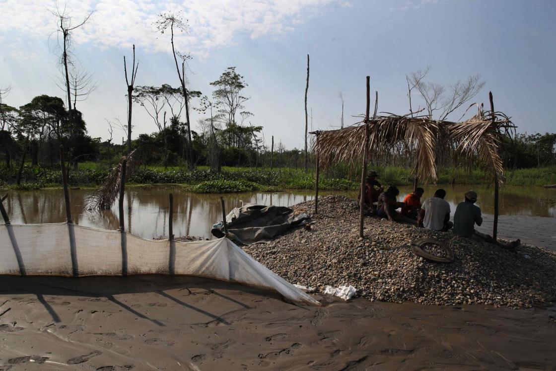 Fotografía de actividades de minería ilegal de oro, en la comunidad indígena de San Jacinto, en la región de Madre de Dios (Perú). EFE/Paolo Aguilar 