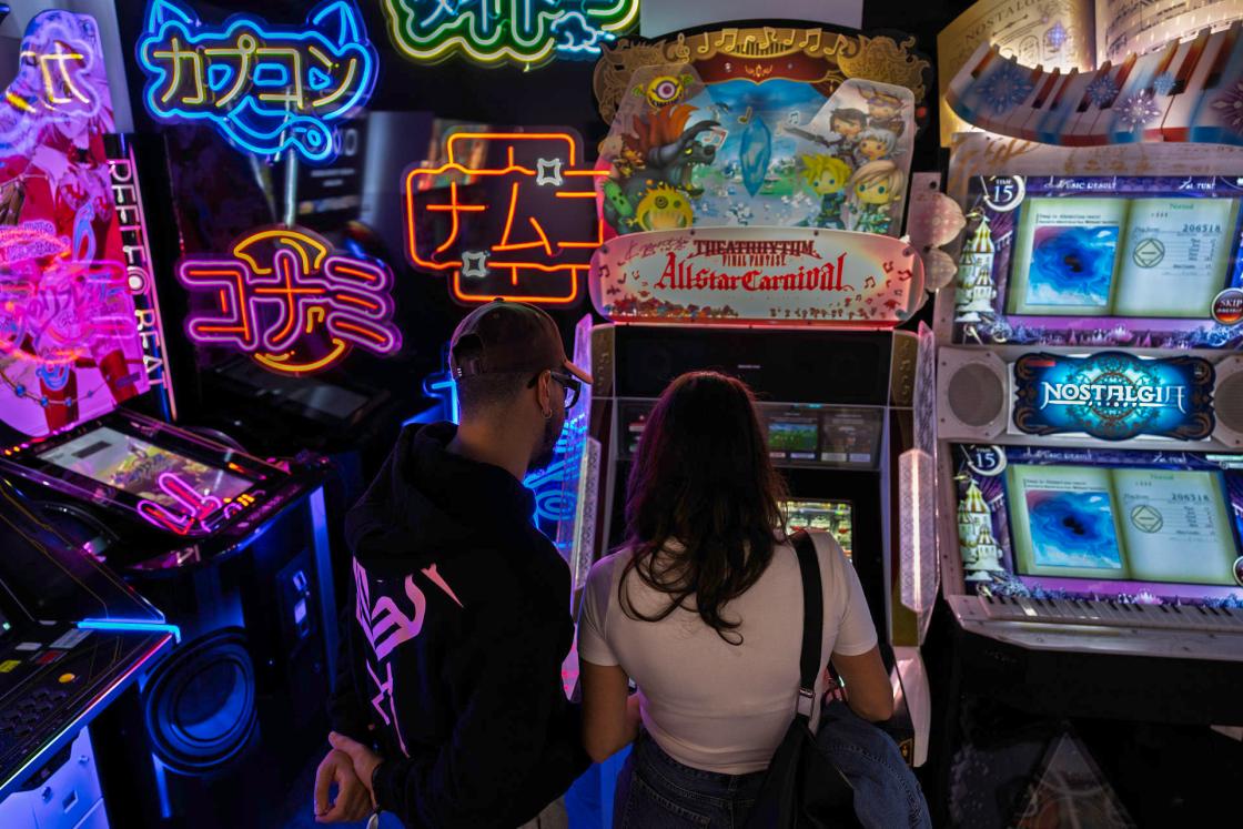 MÁLAGA, 21/10/2024.-Imagen realizada en el OXO Museo del Videojuego de Málaga. Atraer a los jóvenes es uno de los retos de la estrategia turística de la Costa del Sol, que ha apostado por diversificar su oferta con el segmento 'gamer', vinculado a los videojuegos y deportes electrónicos, con el que además de seducir a las nuevas generaciones por ocio está logrando captar eventos empresariales. EFE/Jorge Zapata