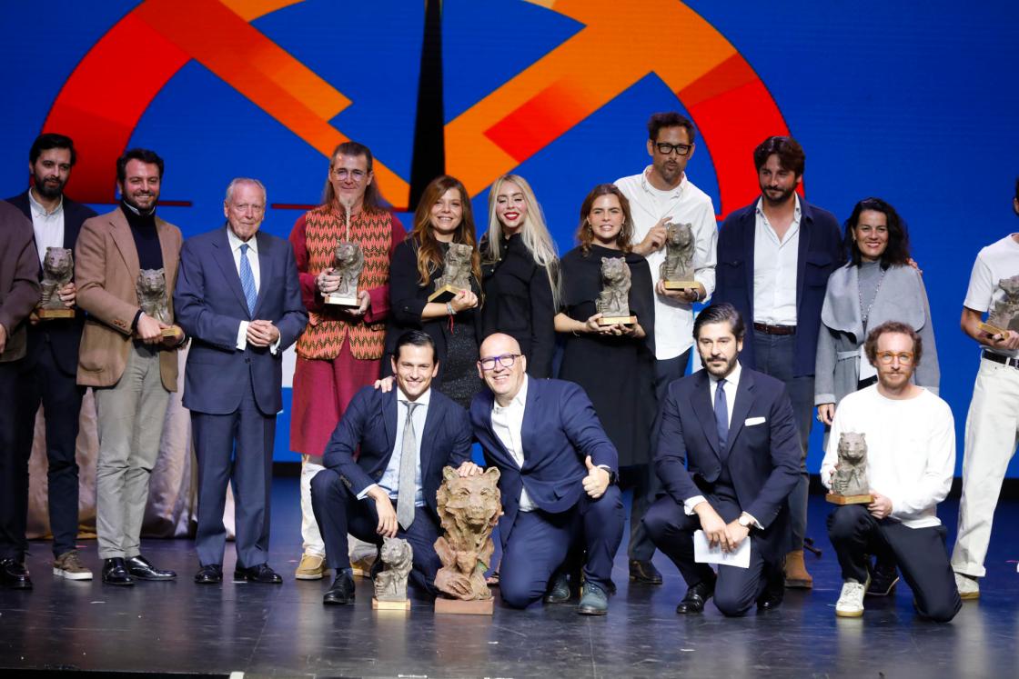 MADRID, 14 Octubre 2024 (EFE). El fundador de 'Eneaverso', Javier Camacho (ci abajo) y el CEO de RedBar 24h, Felipe Alayeto (cd abajo) posan con los ganadores hoy, 14 de octubre de 2024, durante la entrega de los Premios Red Bar por la Libertad, impulsados por Eneaverso, para reclamar la apertura de la restauración durante las 24 horas del día. La gala ha tenido lugar en el Gran Teatro CaixaBank Príncipe Pío en Madrid. EFE/David Fernández. 