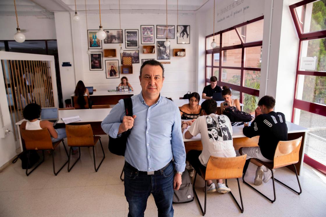 Bernardo Gómez Calderón, director del Departamento de Periodismo de la UMA y uno de los investigadores el estudio 'Jóvenes y redes sociales: hábitos de consumo informativo y credibilidad de las noticias', posa durante una entrevista con EFE,en la Universidad de Comunicaciones de Málaga. EFE/Jorge Zapata