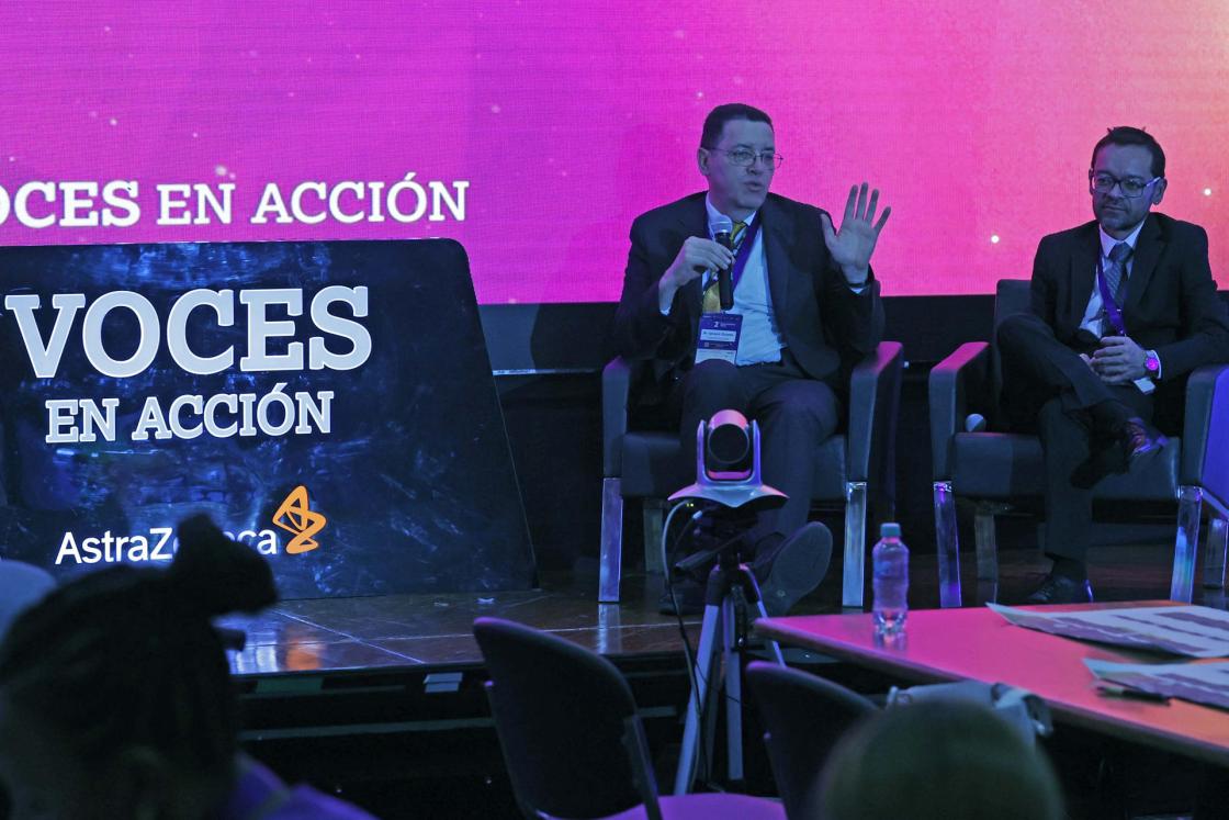 Fotografía del Doctor Ignacio Zarante (i), y el director ejecutivo de la Federación Colombiana de Enfermedades Raras (Fecoer), Diego Gil, hablando durante el 'Foro de políticas públicas: Voces en acción', en Bogotá (Colombia). EFE/ Mauricio Dueñas Castañeda 