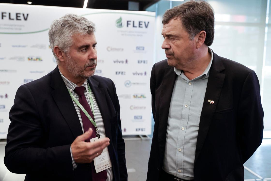 El presidente de la Agencia EFE, Miguel Ángel Oliver (i) habla con el ministro de Agricultura de Chile, Esteban Valenzuela, previo a la apertura del II Foro Latinoamericano de Economía Verde este martes, en la ciudad de São Paulo (Brasil). EFE/ Isaac Fontana 