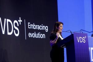 GRAFCVA3637. VALENCIA, 23/10/2024.- La presidenta de EDEM Escuela de empresarios, Hortensia Roig, durante la séptima edición del evento tecnológico internacional VDS reúne a más de 12.000 profesionales y de fondos que gestionan activos por 300.000 millones de euros, con la intención de impulsar una economía basada en el conocimiento y debatir sobre cómo la revolución tecnológica está impactando en la sociedad. EFE/Manuel Bruque