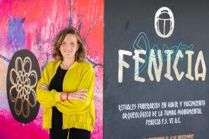La teniente de alcalde de Cultura del Ayuntamiento de Cádiz, Maite González García-Negrotto, posa en la exposición 'Gadir Fenicia', una muestra sobre ritos funerarios fenicios en Cádiz. EFE/ Román Ríos