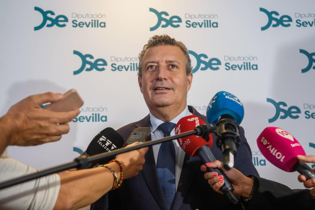 SEVILLA. 09/10/2024.- El presidente de Diputación de Sevilla, Javier Fernández, en declaraciones a los medios antes de la presentación del nuevo logo de la institución y la campaña asociada al mismo, que estará presente a partir de ahora en los medios de comunicación y en distintos soportes publicitarios, y que ha tenido lugar esta tarde en el Cartuja Center Cite de Sevilla. EFE/ Raúl Caro.