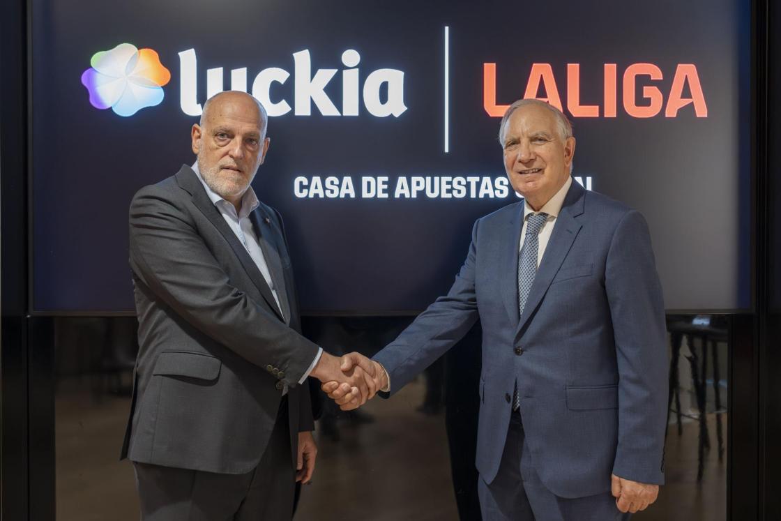 Pie de foto: José González y Javier Tebas firman el acuerdoAutor: Luckia/LALIGA