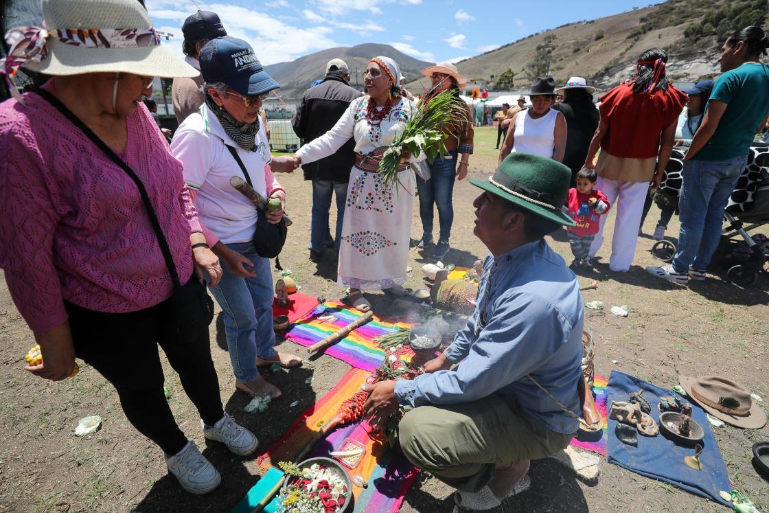 Personas participan durante el séptimo Festival del Chocó Andino, el 12 de octubre de 2024, en la población de Calacalí, al noroccidente de Quito (Ecuador). EFE/ José Jácome 