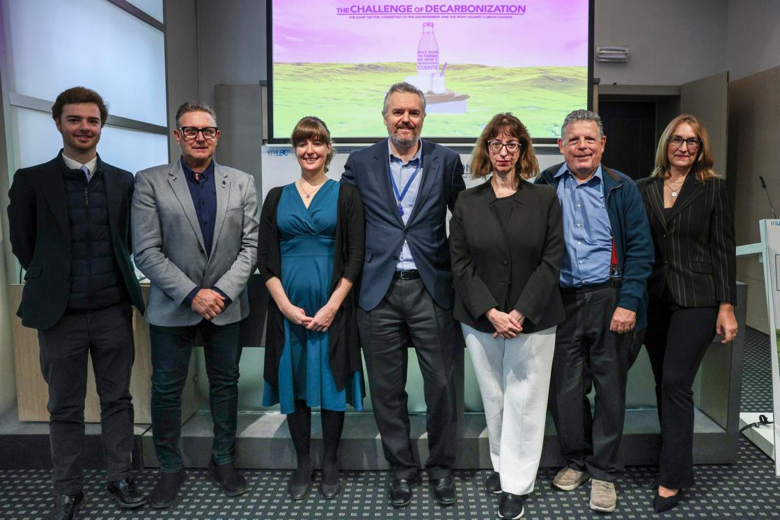 BRUSELAS (BÉLGICA), 30/10/2024.- De izquierda a derecha , Santiago Campos (Asaja-Bruselas) ,Jaume Bernis (COAG y CESE) ,Paula de Vera (COPA-Cogeca),Carlos Martín Óvilo Unidad de Producciones Animales de la Dirección General de la Agricultura (CE) ,Nuria María Arribas ,directora gerente de InLac,Tomás García Azcárate y la moderadora del acto la periodista María Santos, intervienen en el III Foro de Sostenibilidad Lácteo organizado por InLac bajo el título El reto de la descarbonización: El sector lácteo europeo, comprometido con el medio ambiente y la lucha contra el cambio climático, este miércoles en Bruselas (Bélgica). EFE/Pablo Garrigós