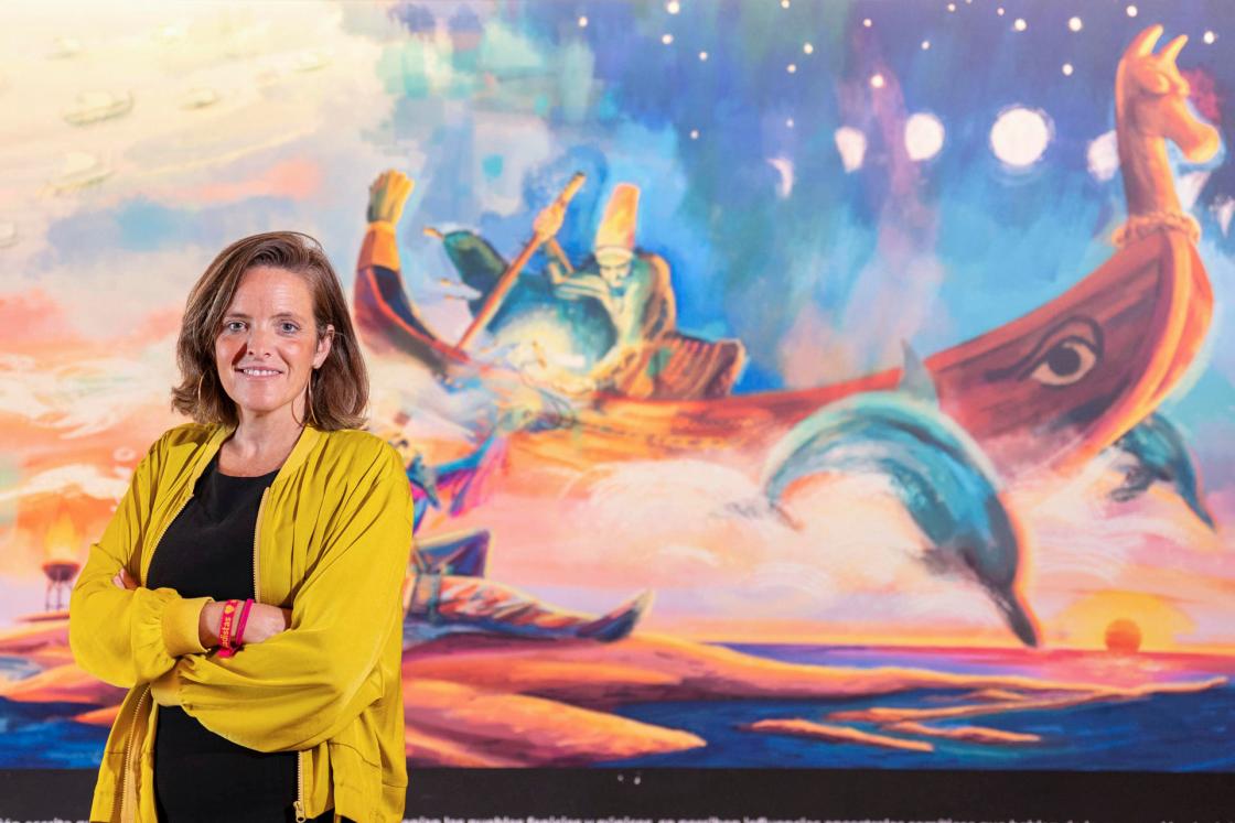 La teniente de alcalde de Cultura del Ayuntamiento de Cádiz, Maite González García-Negrotto, posa en la exposición 'Gadir Fenicia', una muestra sobre ritos funerarios fenicios en Cádiz. EFE/ Román Ríos