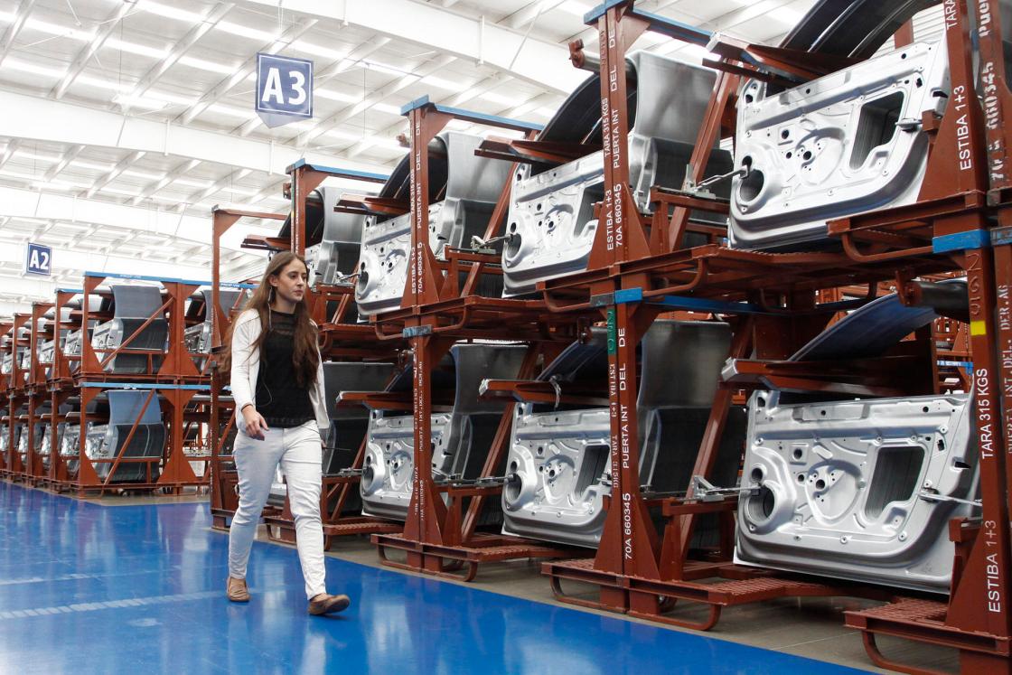 Fotografía de una persona caminando en una planta armadora de autos en el estado de Puebla (México). EFE/Francisco Guasco/ARCHIVO