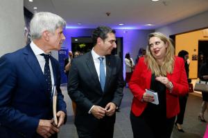 Fotografía donde aparecen reunidos el director de América de la Agencia EFE, Manuel Fuentes (i); Enzo Bizzarro (c), presidente ejecutivo de la compañía de seguros Asesuisa del Grupo Ficohsa, en San Salvador, y la representante del Banco Interamericano de Desarrollo (BID) para El Salvador, Olga Gómez, en San Salvador (El Salvador). EFE/Javier Aparicio