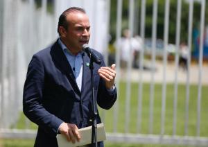 El alcalde de Cali, Alejandro Eder, habla durante un acto en la ciudad de Cali (Colombia). EFE/ Ernesto Guzmán
