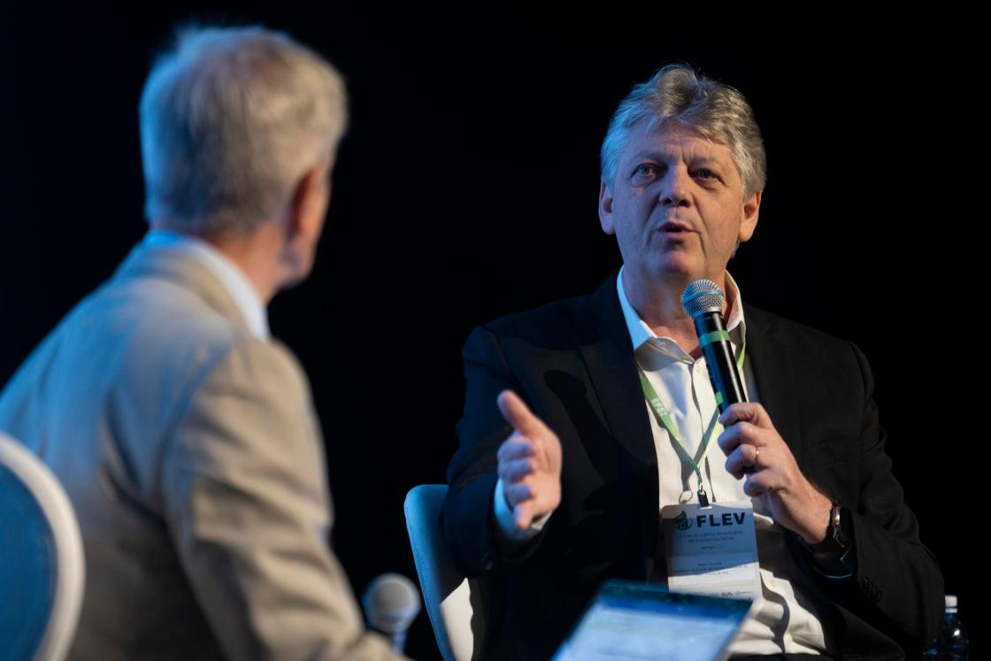 El secretario de Estado de Medio Ambiente de Mato Grosso do Sul, Jaime Verruck, habla junto a el director Editorial de América EFE, Manuel Fuentes García, habla durante el segundo día del II Foro Latinoamericano de Economía Verde, este miércoles en São Paulo (Brasil). EFE/ Isaac Fontana