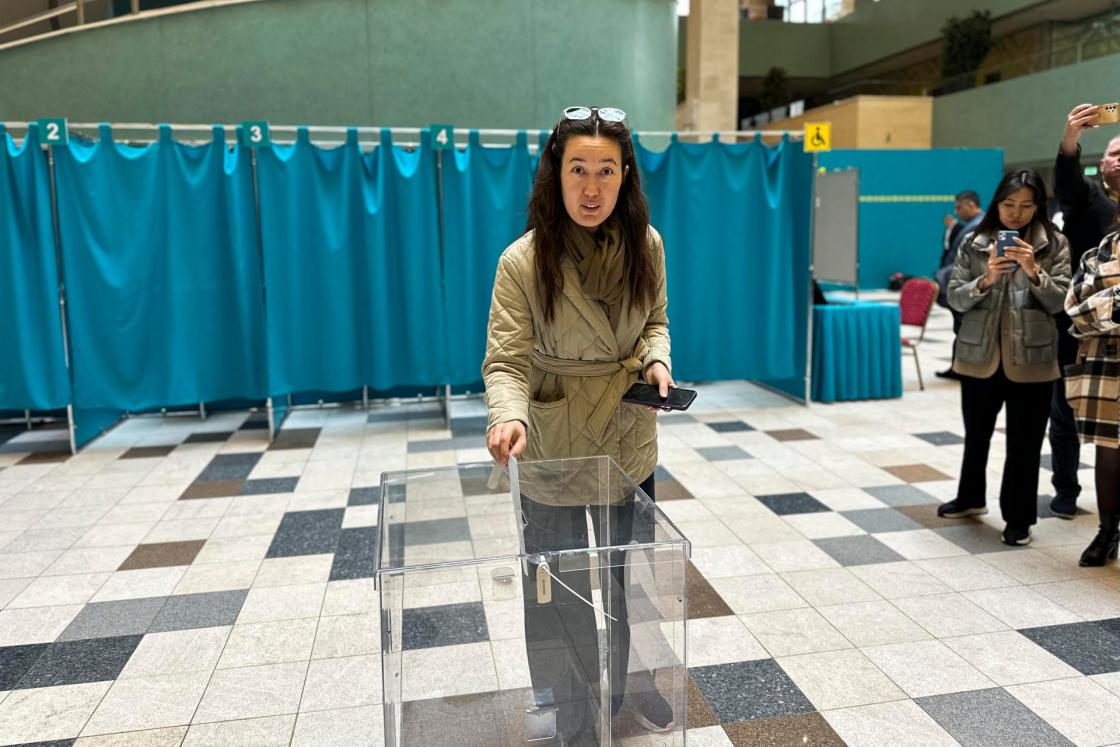 ASTANA (KAZAKHSTAN), 06/10/2024.- Kazakh voters decided Sunday in a historic referendum whether to approve the government's proposal to build the first nuclear power plant in the history of the Central Asian republic, the world's largest producer of uranium ore. EFE/ Kulpash Konyrova