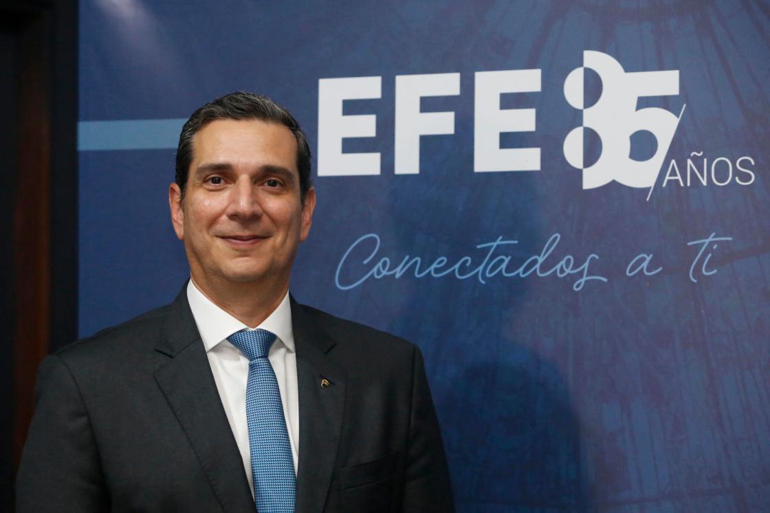 Fotografía de Enzo Bizzarro, presidente ejecutivo de la compañía de seguros Asesuisa del Grupo Ficohsa, posando para EFE durante una entrevista en San Salvador (El Salvador). EFE/Javier Aparicio