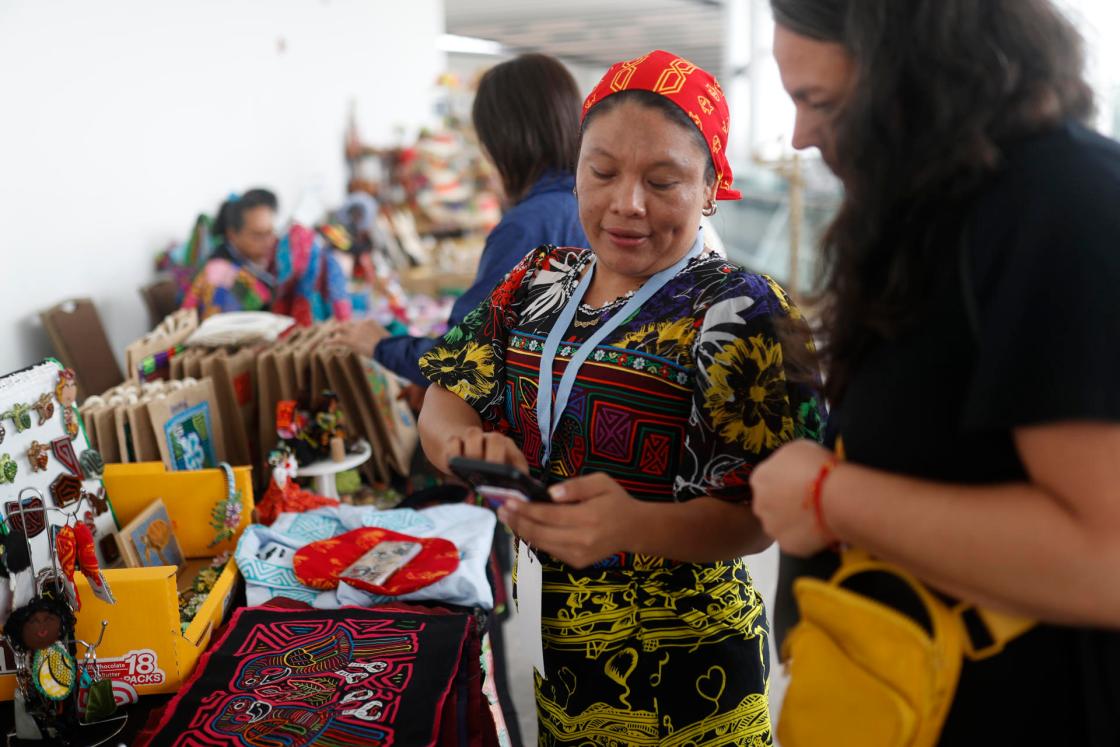 Personas asisten a la Cumbre Mundial de Turismo de Aventuras 2024 en el Panama Convention Center, en Ciudad de Panamá (Panamá). EFE/ Bienvenido Velasco