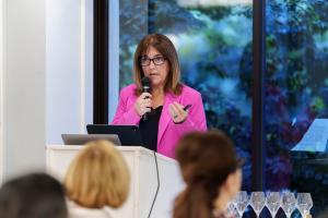 La consejera de Alimentación, Desarrollo Rural, Agricultura y Pesca del Gobierno Vasco, Amaia Barredo, durante su intervención en la Feria del Vino Vasco celebrada este lunes en Tokio, donde un total de 22 bodegas de vinos denominación de origen (D.O.) Rioja Alavesa, chacolí y sidra del País Vasco acercaron este lunes sus productos al mercado japonés con el respaldo del Ejecutivo vasco, que destacó la afinidad y la conexión entre Euskadi y el país asiático. EFE/Nicolas Datiche