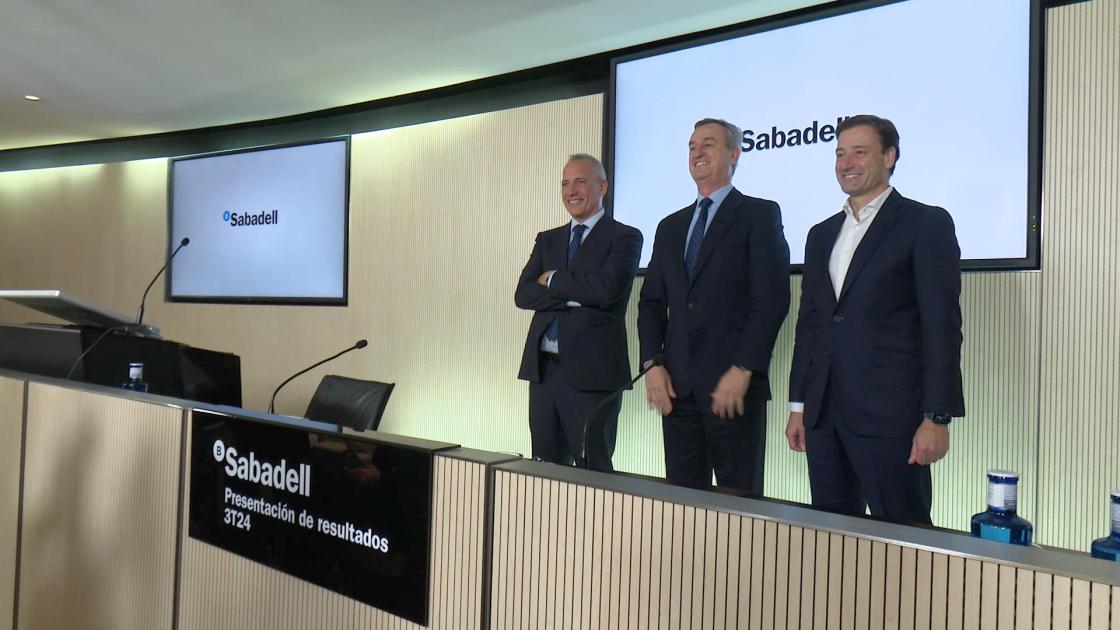 De izquierda a derecha, el recién nombrado director financiero del Banco Sabadell, Sergio Palavecino; el consejero delegado de la entidad, César González-Bueno, y el hasta ahora director financiero, Leopoldo Alvear, este jueves en Madrid. EFE