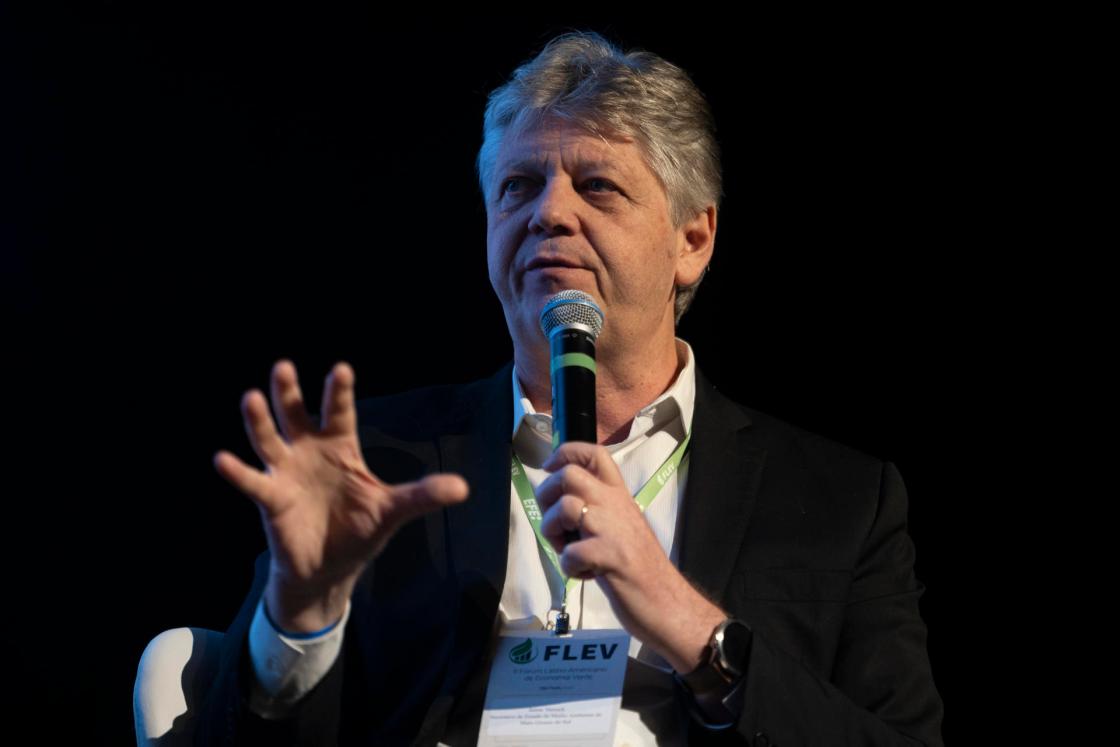 El secretario de Estado de Medio Ambiente de Mato Grosso do Sul, Jaime Verruck, habla durante el segundo día del II Foro Latinoamericano de Economía Verde, este miércoles en São Paulo (Brasil). EFE/ Isaac Fontana