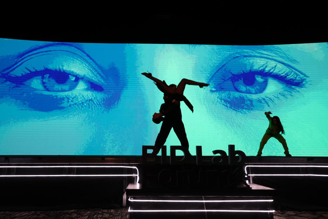 Una pareja baila tango durante la primera jornada del BID Latam Forum, en Buenos Aires (Argentina). EFE/ Juan Ignacio Roncoroni 