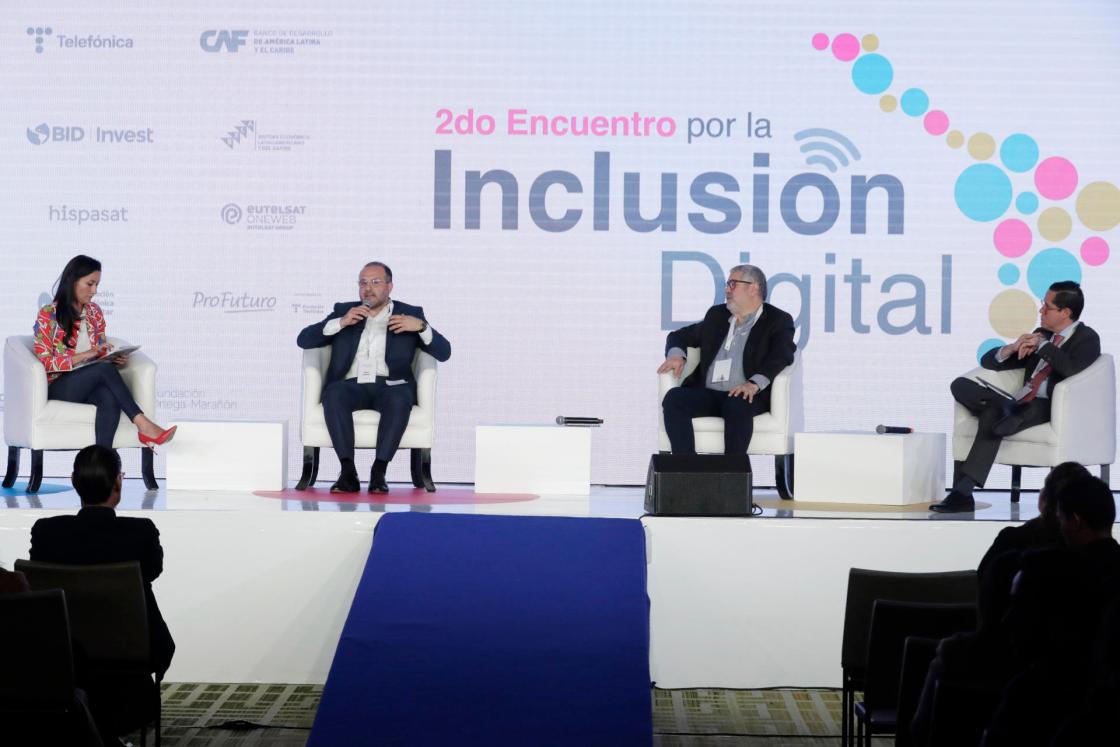 El oficial principal de inversiones BID Invest, Edgar Cabañas (2i), habla en el marco del segundo Encuentro por la Inclusión Digital este lunes, en Bogotá (Colombia). EFE/ Carlos Ortega