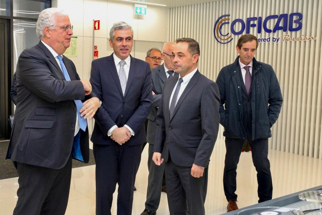 GUARDA (PORTUGAL), 14/10/2024.- El alcalde de la ciudad portuguesa de Guarda, Sergio Costa (2i), junto al ministro de Economía de Portugal, Pedro Reis (i). Sergio Costa avanza en una entrevista con EFE que la plataforma logística que ha desarrollado la ciudad portuguesa de Guarda, a 35 kilómetros de la frontera española de Fuentes de Oñoro (Salamanca), busca ser un enclave estratégico para las empresas que se quieran posicionarse en el Corredor Atlántico de la península ibérica y que ya cuenta con 1.200 puestos de trabajo directos. EFE/Carlos García