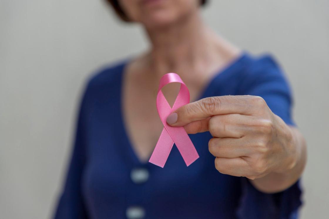 Fotografía cedida por Roche de una mujer sosteniendo un lazo rosa en la mano por la campaña de prevención del cáncer de mama. EFE/ Roche /SOLO USO EDITORIAL/SOLO DISPONIBLE PARA ILUSTRAR LA NOTICIA QUE ACOMPAÑA (CRÉDITO OBLIGATORIO)