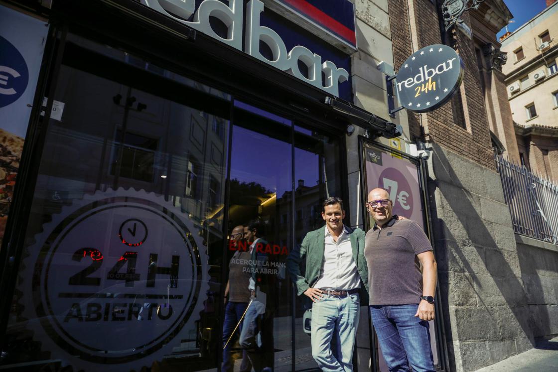 MADRID (ESPAÑA), 07/10/2024.- El fundador de 'Eneaverso', Javier Camacho (i) y el CEO de RedBar 24h, Felipe Alayeto (d) durante una entrevista con la Agencia Efe en Madrid. Diez artistas han utilizado sus obras para reivindicar, a través de sus diferentes disciplinas, una revisión y un cambio en la regulación de algunas comunidades autónomas que obliga a los locales de restauración a cerrar en horario nocturno, así como reclamar su apertura durante las 24 horas del día a nivel nacional. EFE/David Fernández