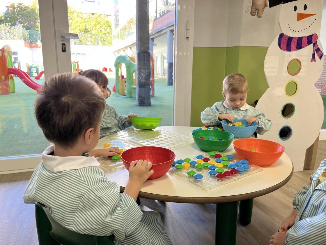 Niños experimentando en el aula. EFE/CEDIDA POR LICEO VILLA FONTANA/CRÉDITO OBLIGATORIO
