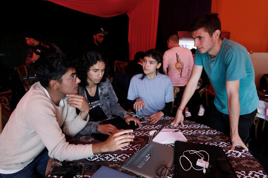 BOG400. BOGOTÁ (COLOMBIA), 22/10/2022.- Participantes del Festival Gabo 2022 trabajan en el encuentro 'Hackathon' por un periodismo por la paz hoy, en Bogotá (Colombia). Con propuestas innovadoras que van desde la protección de datos hasta alertas a ONG por amenazas, cuatro grupos de jóvenes arrancaron este sábado la "Hackathon para un periodismo por la paz" en el Festival Gabo con el objetivo de crear una app para mejorar la seguridad de la prensa colombiana en zonas de riesgo. EFE/ Carlos Ortega